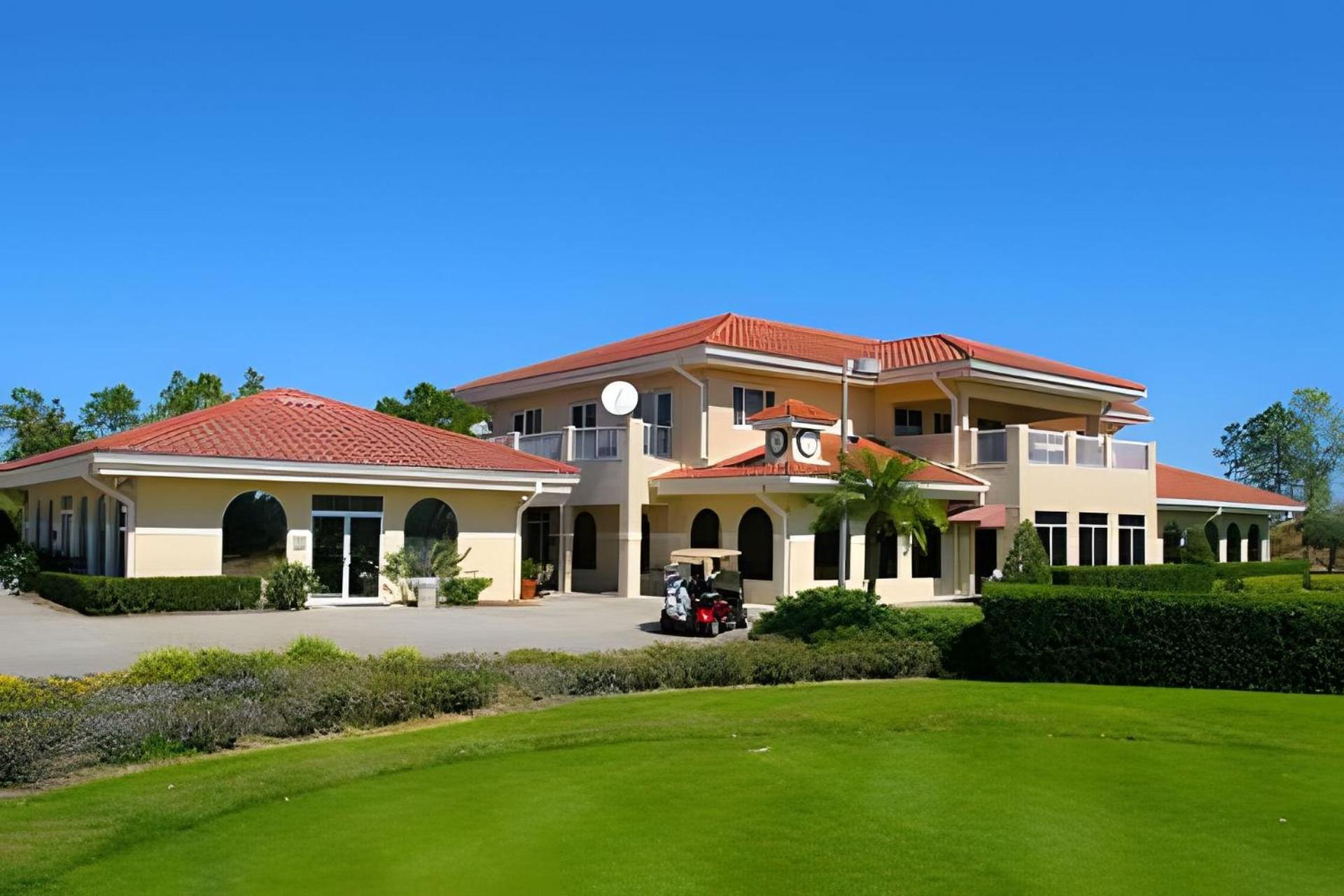 Quiet House With Pool On A Top Golf Course เฮนส์ซิตี้ ภายนอก รูปภาพ
